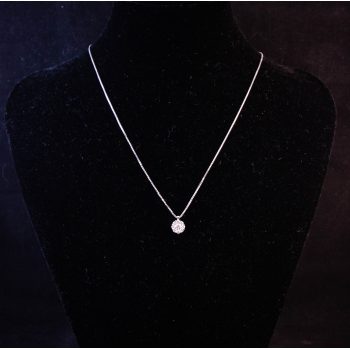 18k white gold and diamond daisy magic pendant. Centre diamond .18ct, surrounding 8 diamonds total .25ct. Price includes nationwide delivery