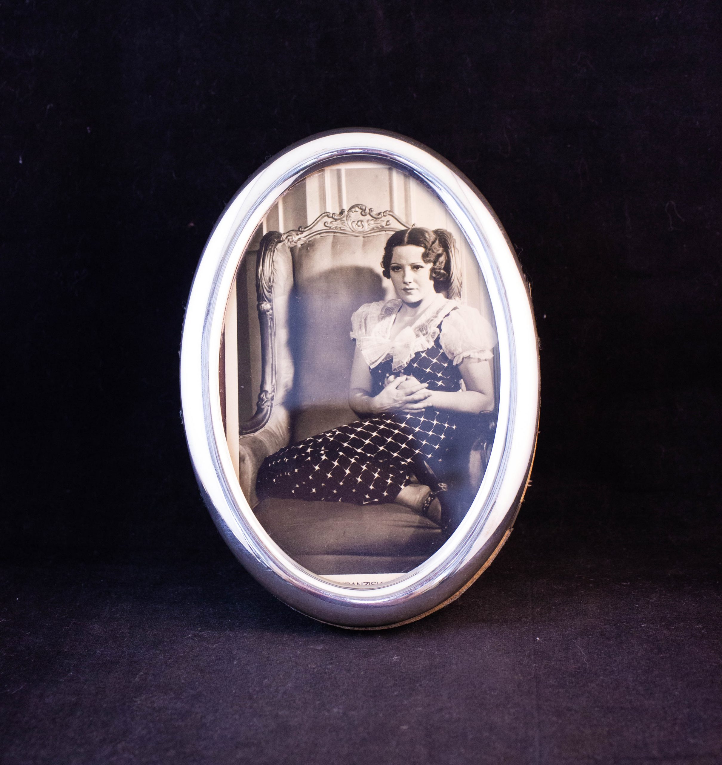 IMG_4659 Oval Mexican silver photo frame. Overall measures 16H x 12W in cm, photo space measures 13H x 8.5W cm. Price includes nationwide delivery