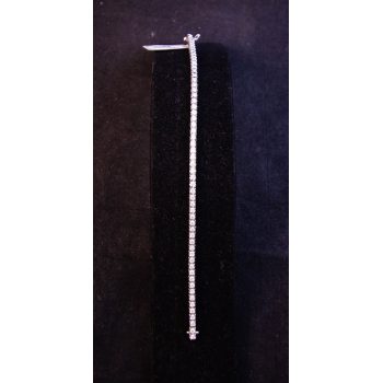 18k white gold diamond tennis bracelet. Total diamond content 2.58ct. Measures 17.75cm long x .25cm wide. Price includes nationwide delivery